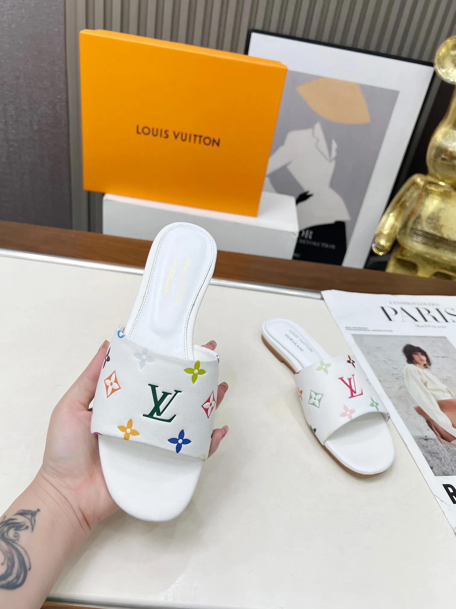 💕💕Factory direct selling price p380💕💕Vuiton’s latest 2025 spring and summer style. This sandal is from the Louis Vuitton The dotted LV logo on the upper brings a different visual feast to the hot summer. Color: coffee, white, black. Size: 35 to 40 (4142 can be customized, non-returnable and non-exchangeable) (leather sole can be customized +30 non-returnable and non-exchangeable)